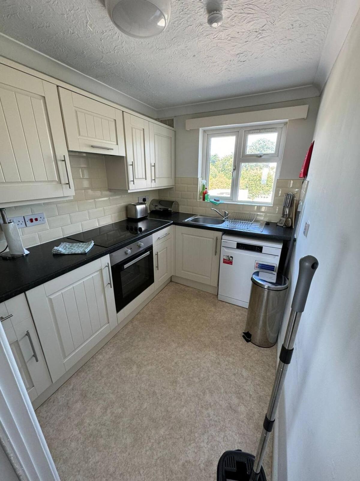 Trendy Sea View 2 Bedroom Sleeps 6 - Free Parking Bournemouth Exterior foto